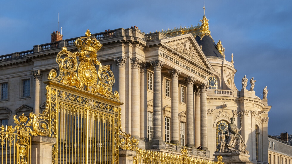 Версайският дворец е евакуиран от съображения за сигурност и ще