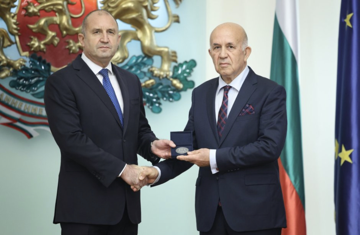 Президентът Румен Радев удостои с Почетния знак на президента Стоян Денчев, който е бивш