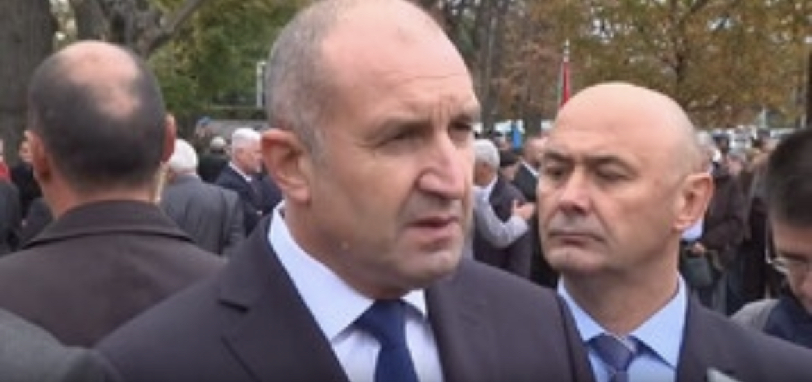 Управлението се прикрива зад красиви опорки Зад тях виждаме тъмните