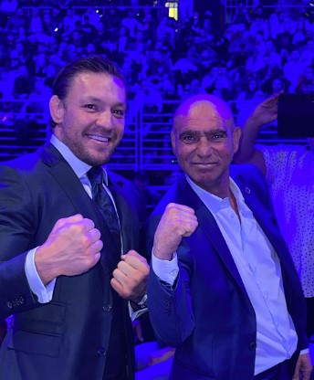 Флойд Мейуедър има 50 победи от 50 мача в професионалния