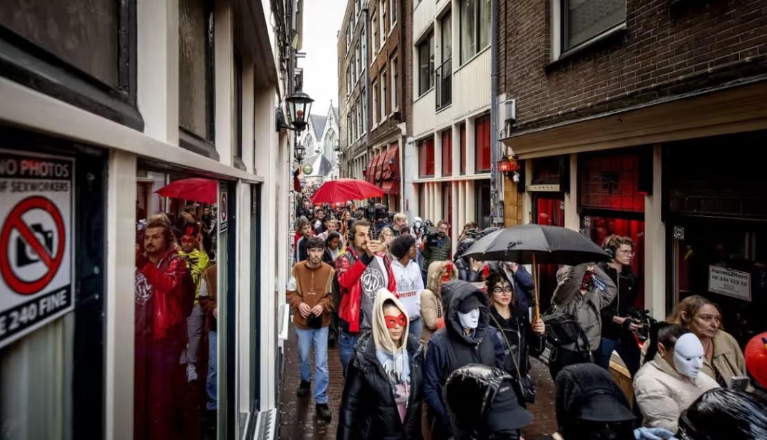 Секс работничките в Амстердам протестираха срещу планираното преместване на техния
