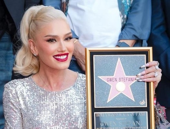 Поп звездата Гуен Стефани беше удостоена със звезда на холивудската