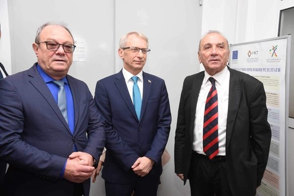 Новият български суперкомпютър Хемус откри днес премиерът Николай Денков  Машината се