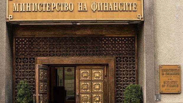 Министерството на финансите пред БНТ: Лукойл Нефтохим си плаща данъците