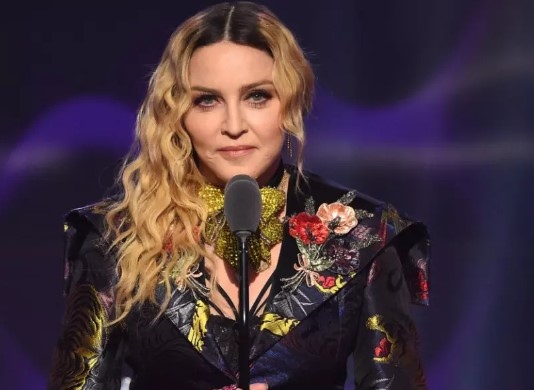 След като бе изписана от болница и стартира турне