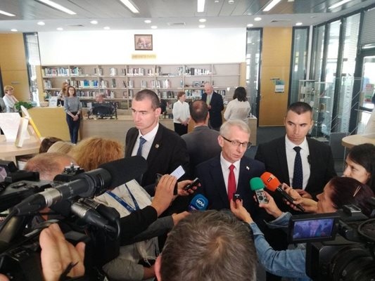 Според Денков е очевидно че Пеевски и Борисов работят в