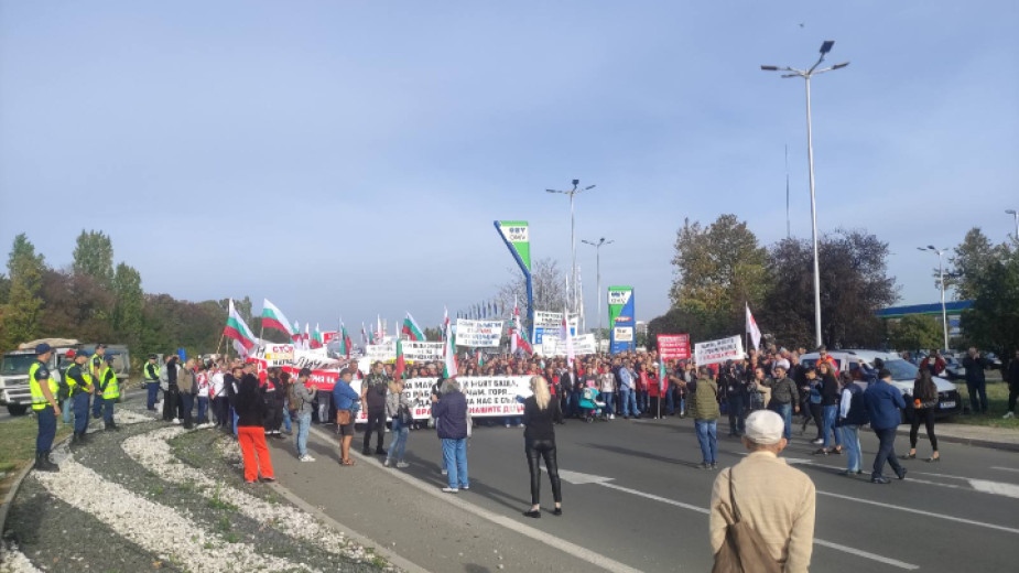 Стотици работници в Лукойл Нефтохим блокираха изхода на Бургас в