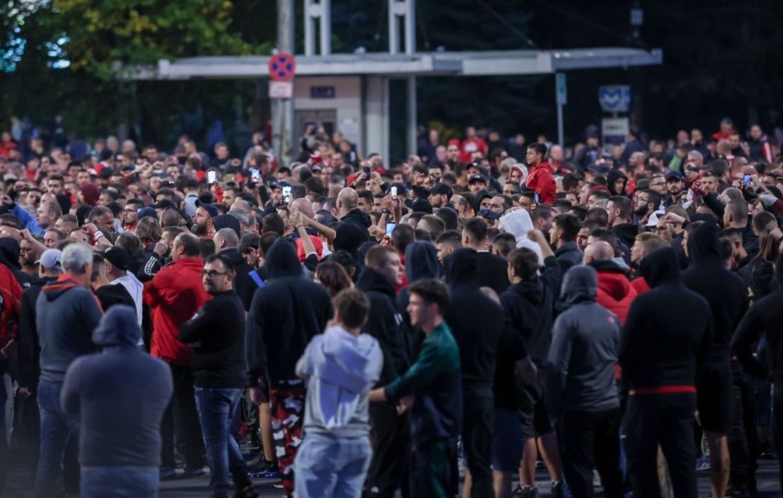 Привърженици на ЦСКА блокираха движението на площад Орлов мост в