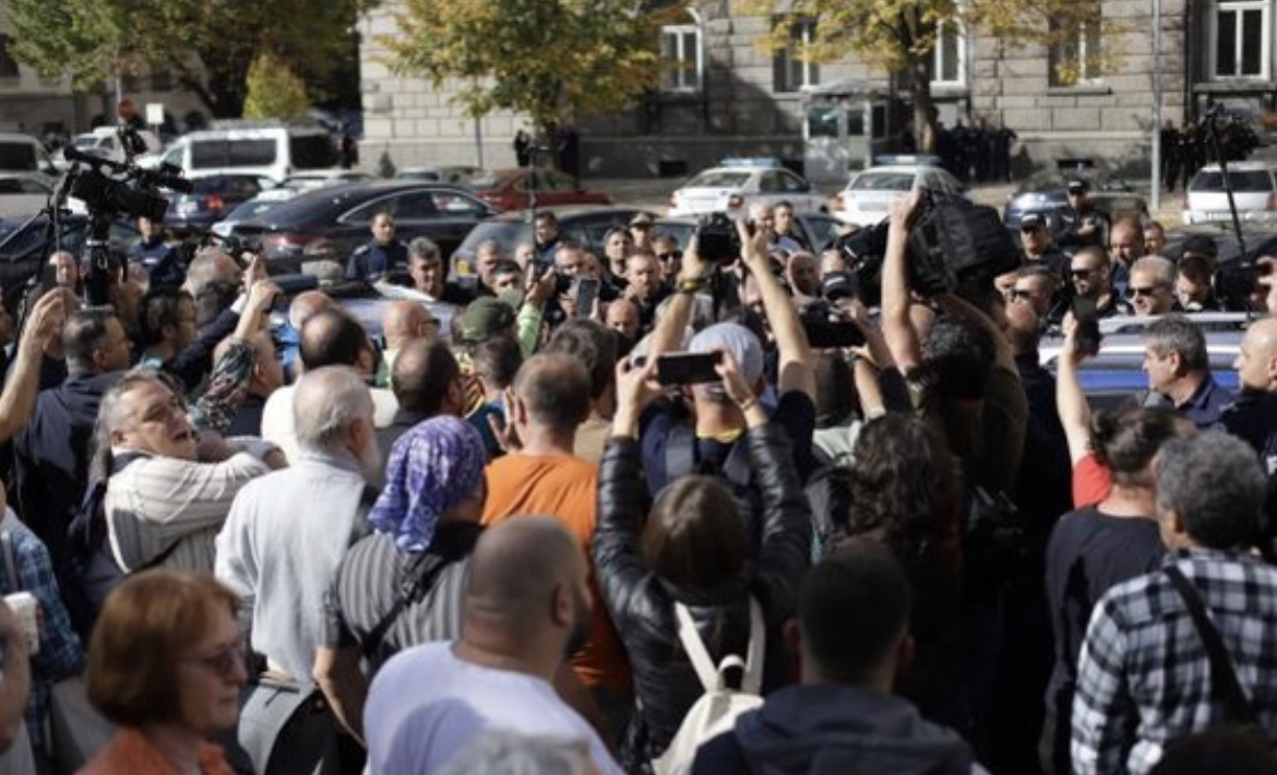 Излъчваме на живо протеста пред ЦИК срещу отмяната на машинното