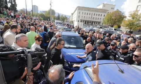 Протестиращи се събират пред ЦИК Проявата беше организирана в социалните