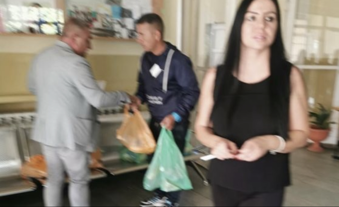 Кметът на Казичене Григор Григоров от ГЕРБ цяла сутрин стои