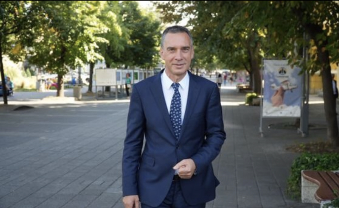 Димитър Николов очаквано спечели убедително кметските избори в Бургас и