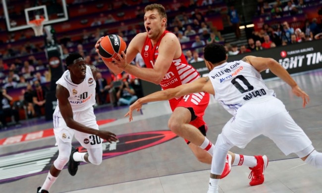 Отборът на българския национал Александър Везенков Сакраменто Кингс победи Лос