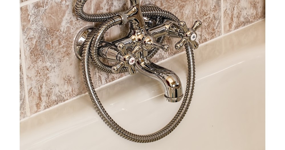 Авария на магистрален топлопровод спря топлата вода в част от