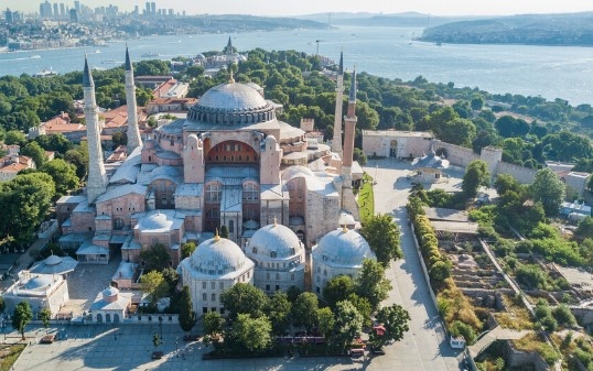 Туристите, които искат да посетят Света София“  в Истанбул, ще