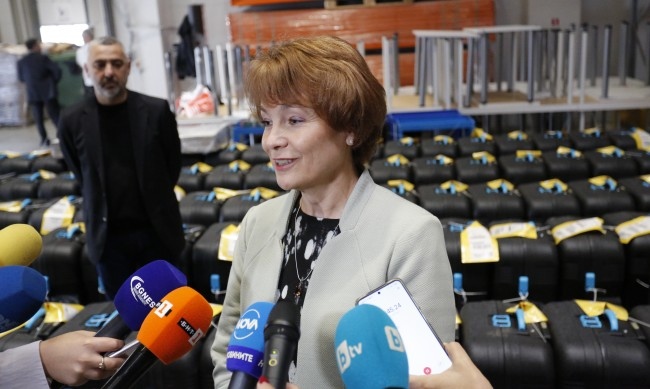 Работата на екипите които трябва да осигурят машините за балотажа