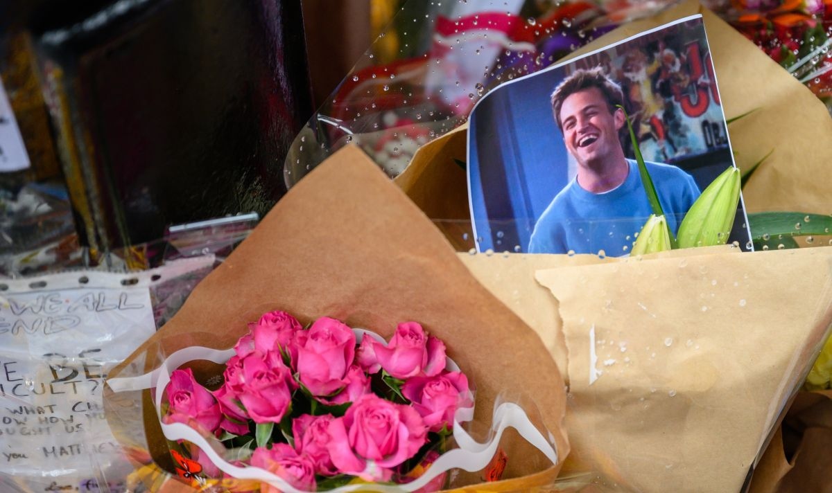 Неяснотата свързана с причините около смъртта на Матю Пери се