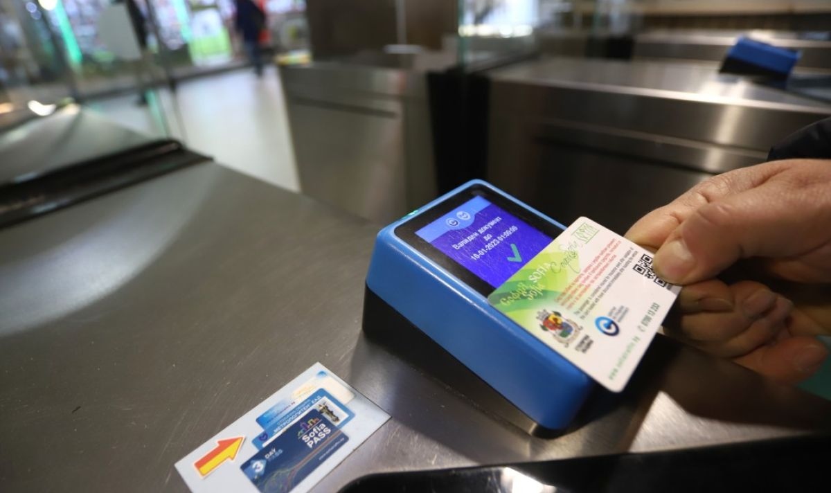 Близо 13 000 нередовни пътници в София са получили наказателни