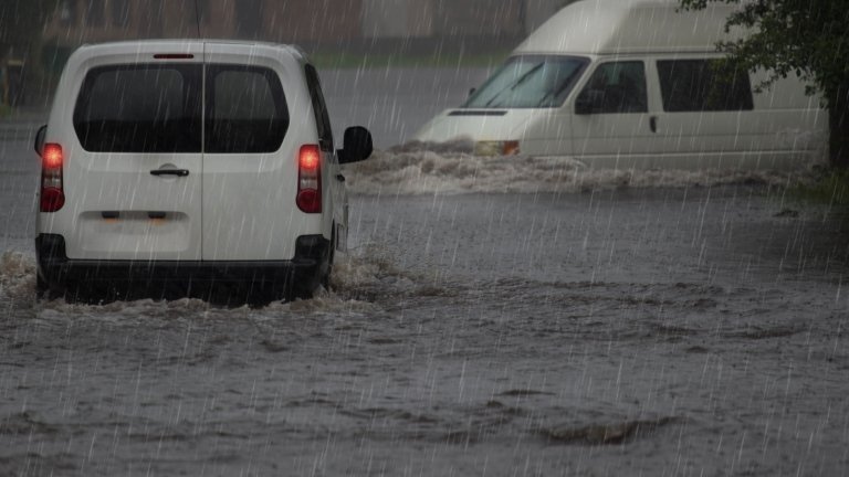 Излелият се през нощта дъжд предизвика наводнения и в Перник На