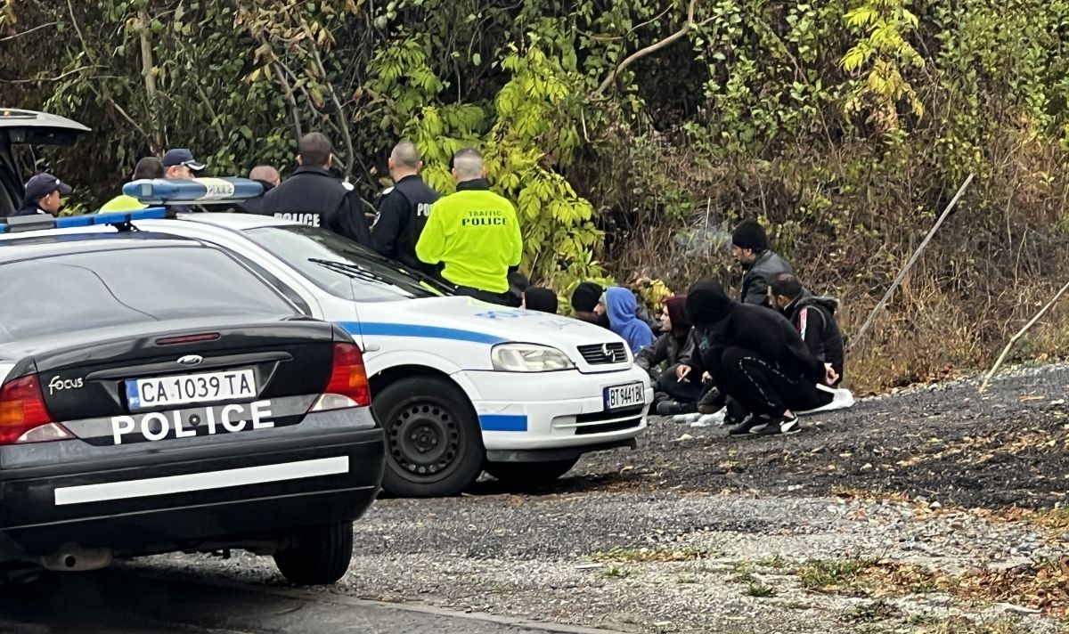 Полицията във Велико Търново задържа 14 нелегални мигранти тази сутрин