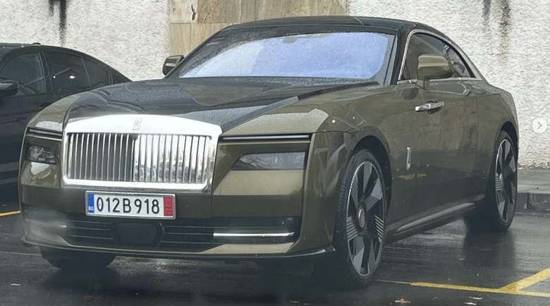 В средата на месец май Rolls Royce официално представи своя първи