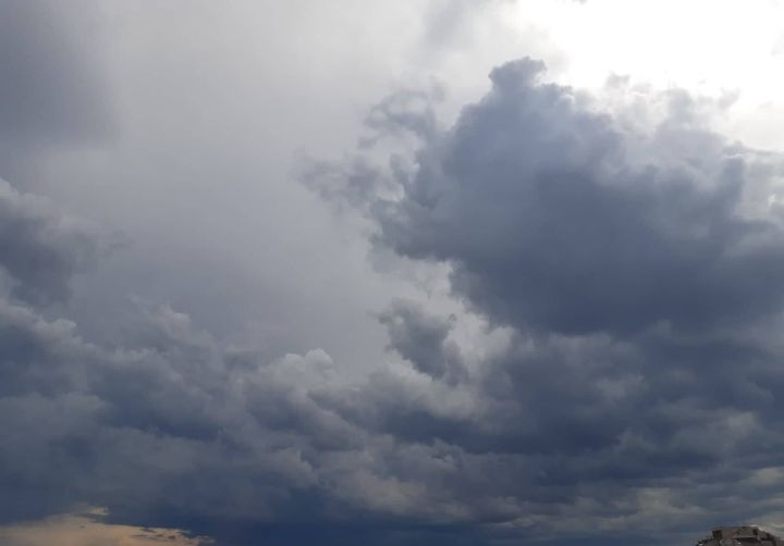 Днес още сутринта в северозападните райони ще завали дъжд съобщиха