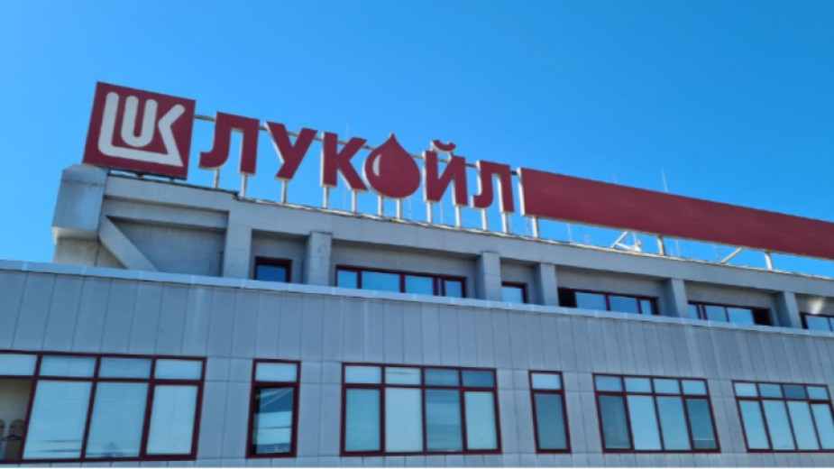 Притежаваната от Лукойл рафинерия Нефтохим заобикаля забраната на Европейския съюз