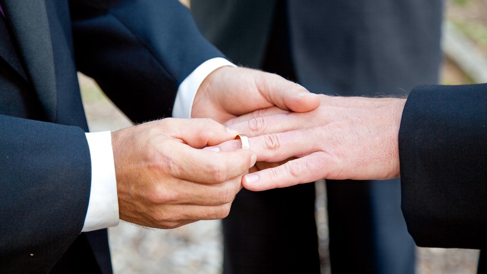 Парламентът на Латвия одобри днес законопроект разрешаващ на еднополовите двойки