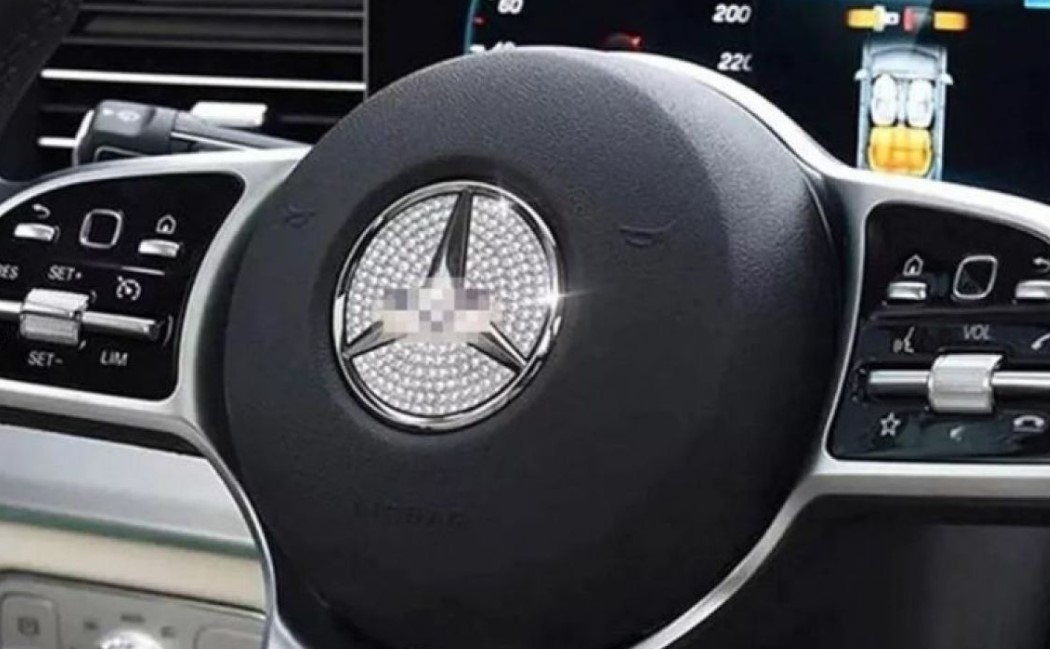 Американските регулатори предупреждават шофьорите да не поставят декоративни емблеми и