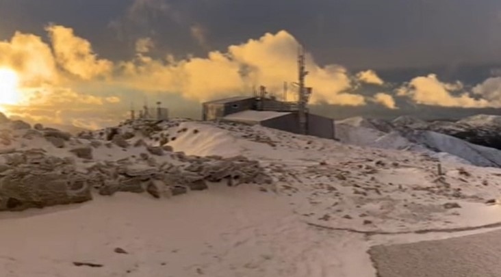 На връх Мусала и на връх Ботев вече има снежна