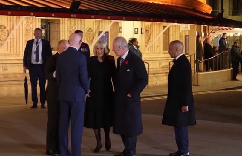 Крал Чарлз – емоционален при откриването на статуи на покойните Елизабет II и принц Филип