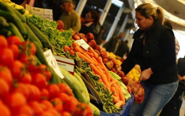 Цените на основните хранителни стоки на борсите в страната остават