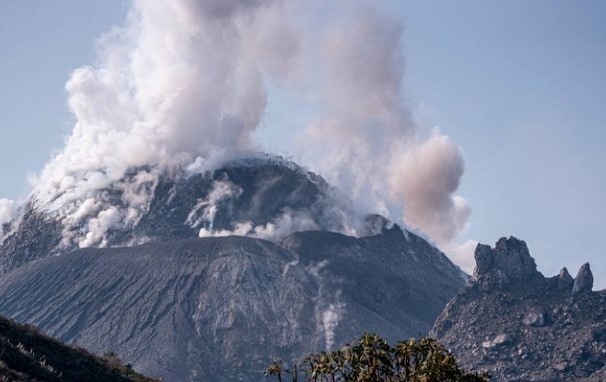 Вулканът в Исландия може да изригне до часове предупреждават от