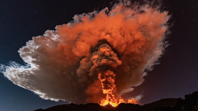 Вулканът Етна изригна изхвърляйки лава и пепел над Сицилия  Огромен стълб