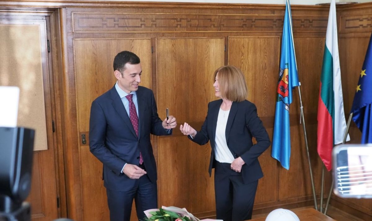 С лични подаръци досегашният кмет на София Йорданка Фандъкова предаде