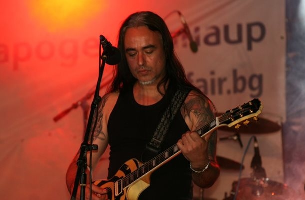 Китаристът и вокалист Петър Маринов Валжан от групите Ренегат и Параграф