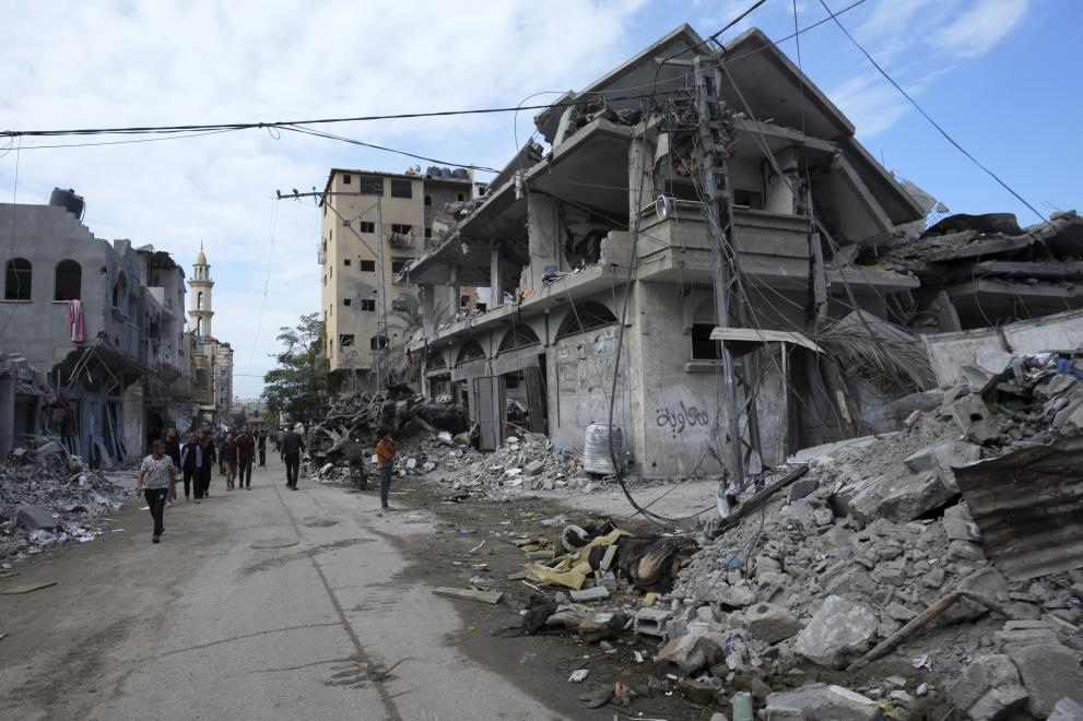 Палестинци, останали в капан в най-голямата болница в Газа, изкопават