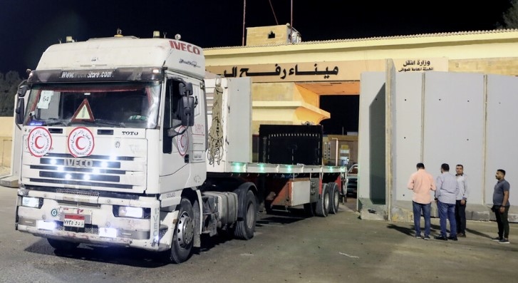Камион с гориво влезе в Газа през граничния пункт Рафа