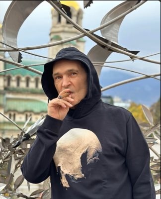 Нестандартен начин да демонстрира заниманията си по време на домашния