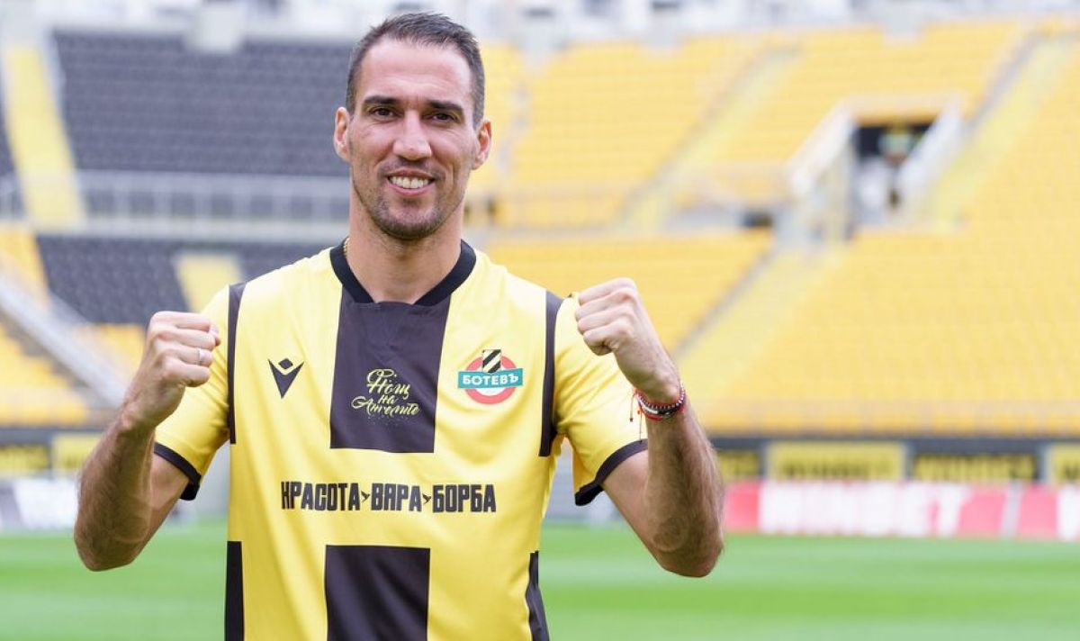 Бившият капитан на националния отбор Ивелин Попов говори специално за