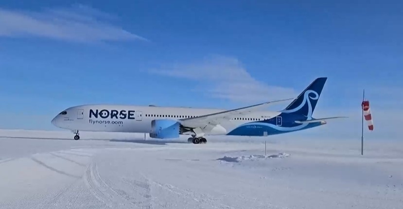 Най-големият самолет кацна върху глетчер в Антарктида