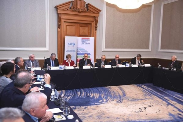 Тази война  между Русия и Украйна б р се превърна във война