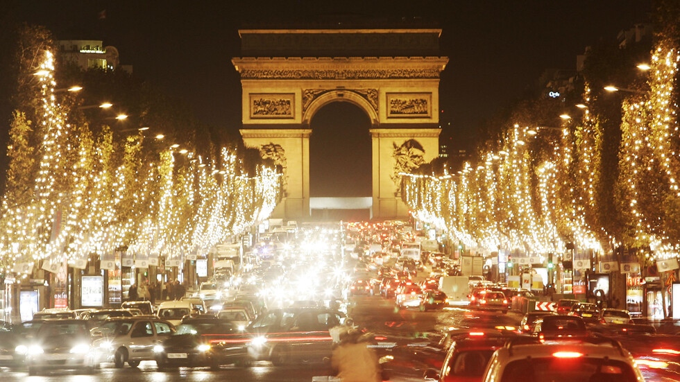 Коледният дух завладя Париж Дъжд от фойерверки бляскави гирлянди и