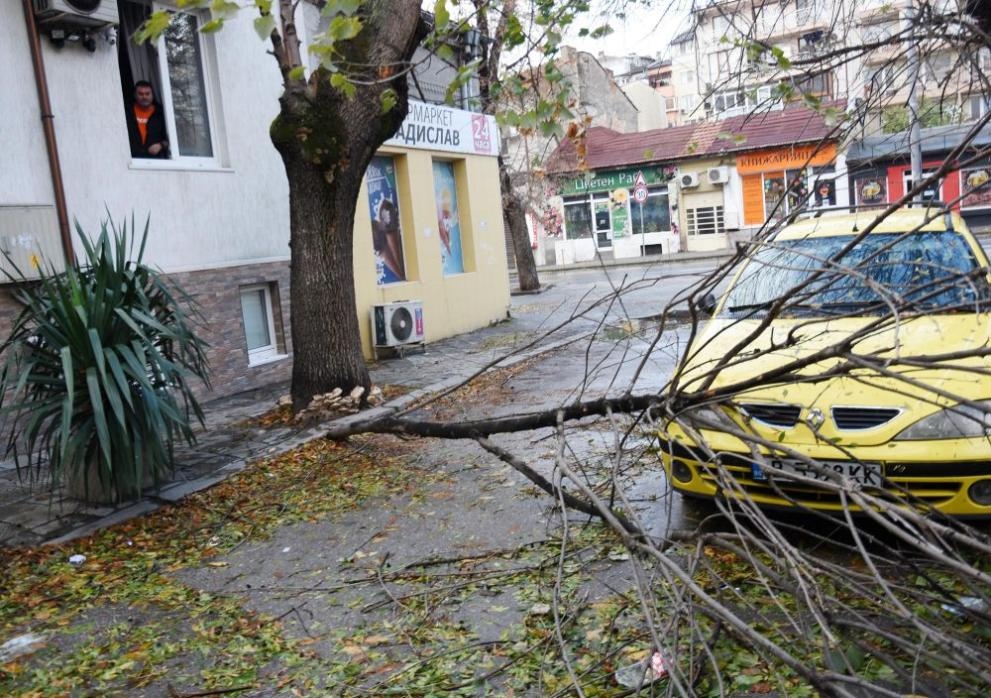 Бедственото положение във Варна остава в сила съобщиха късно снощи