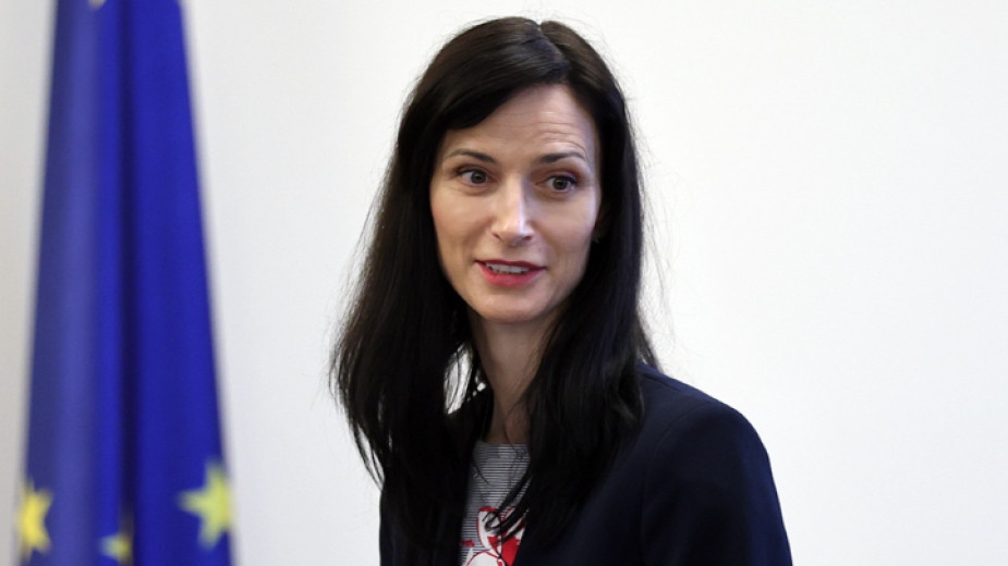 Вицепремиерът Мария Габриел също се включи с коментар в разразилия