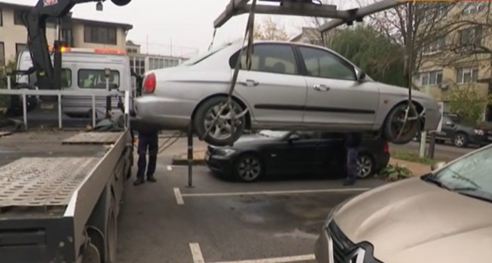 Столична община започна да вдига старите коли в София  Върху автомобилите които са