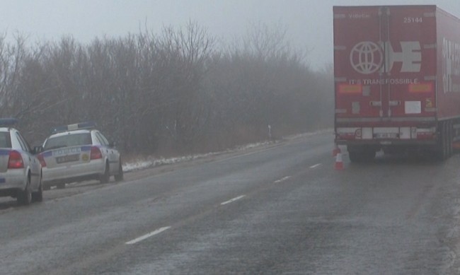 Снегът създаде проблеми в Монтанско – тирове закъсаха на околовръстния