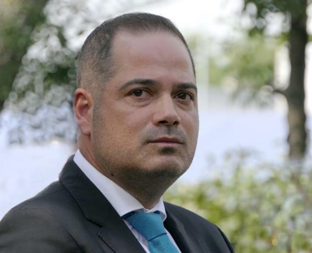 Поканата е лично от комисаря по вътрешни работи и е