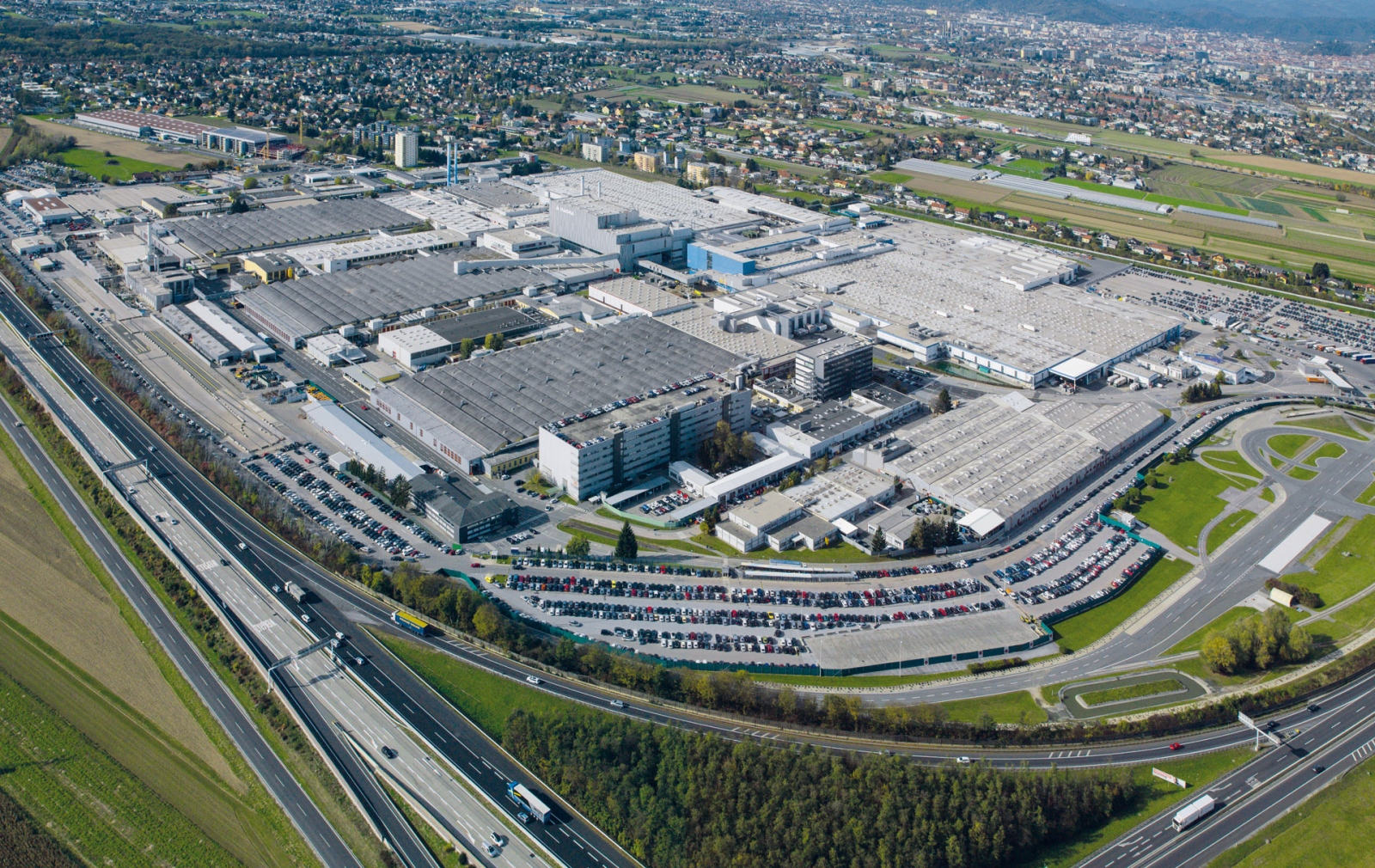 Volkswagen се обръща към Magna Steyr, австрийски автомобилен производител за