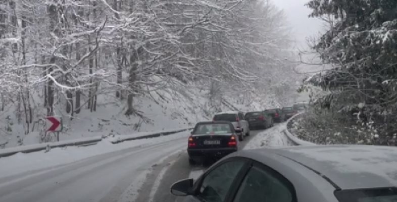 Червен код за опасно време с предупреждения за силен снеговалеж